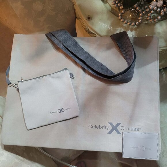 New Never Used Celebrity Tote with Leather stitched Card Holder - Picture 3 of 7